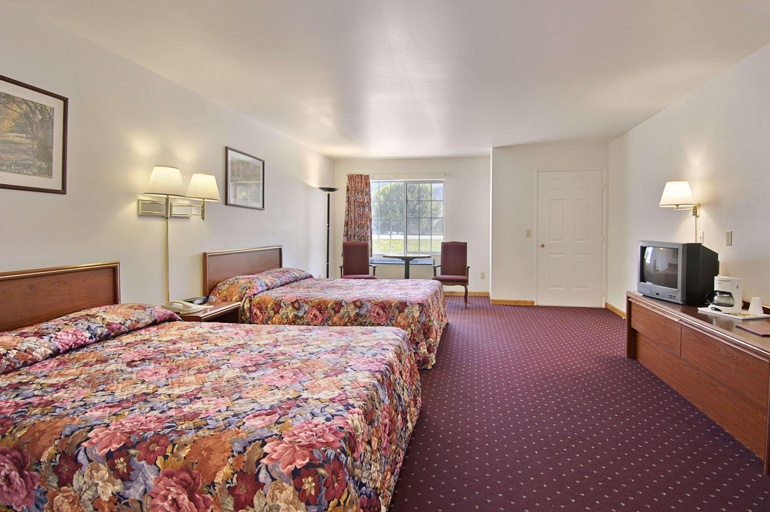 Days Inn & Suites By Wyndham Лоло Экстерьер фото